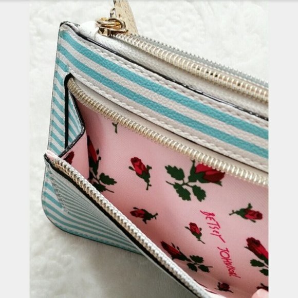 Betsey Johnson Don't Be Shellfish Crab Wristlet - Picture 6 of 8